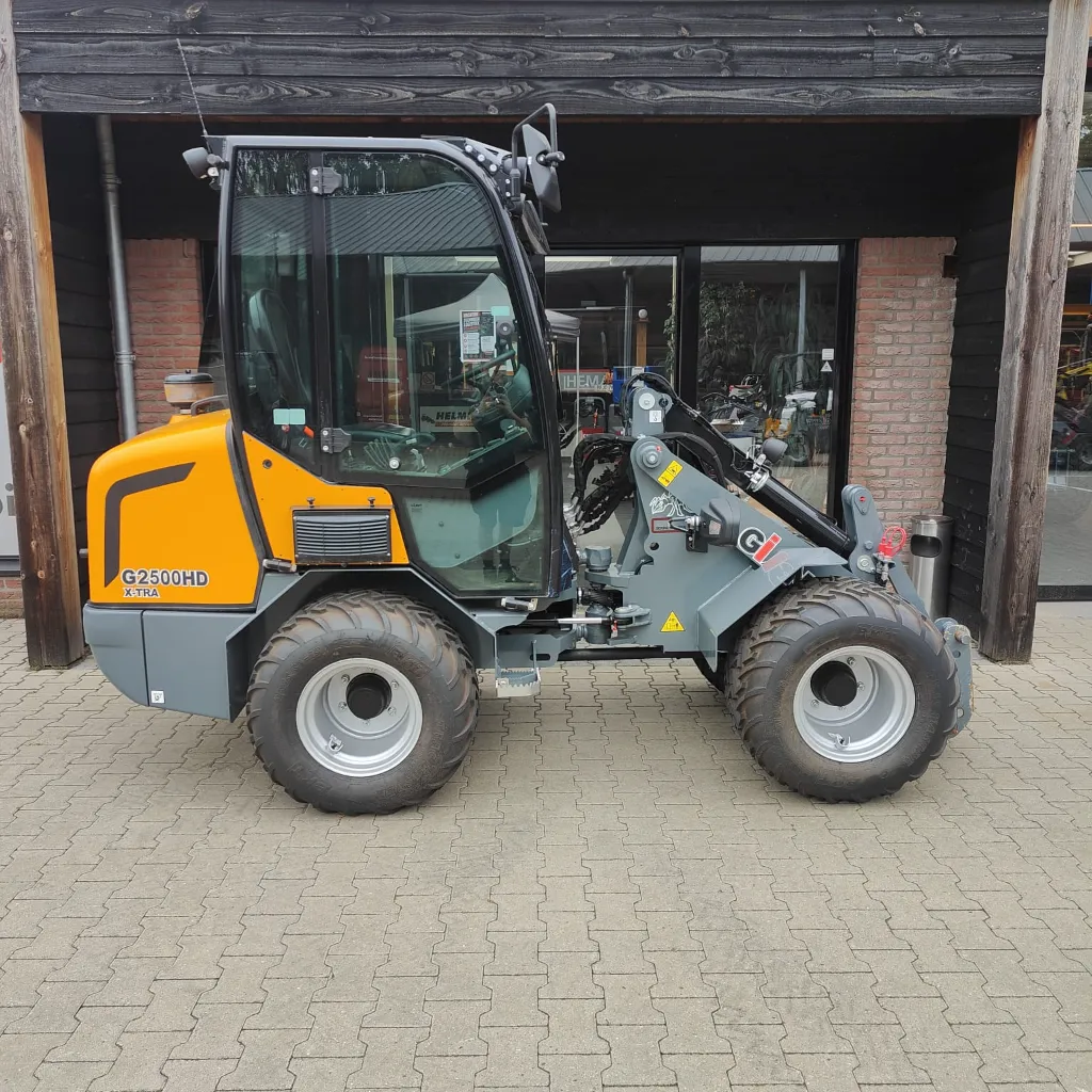 Giant G2500 met dichte cabine en verwarming (11).webp