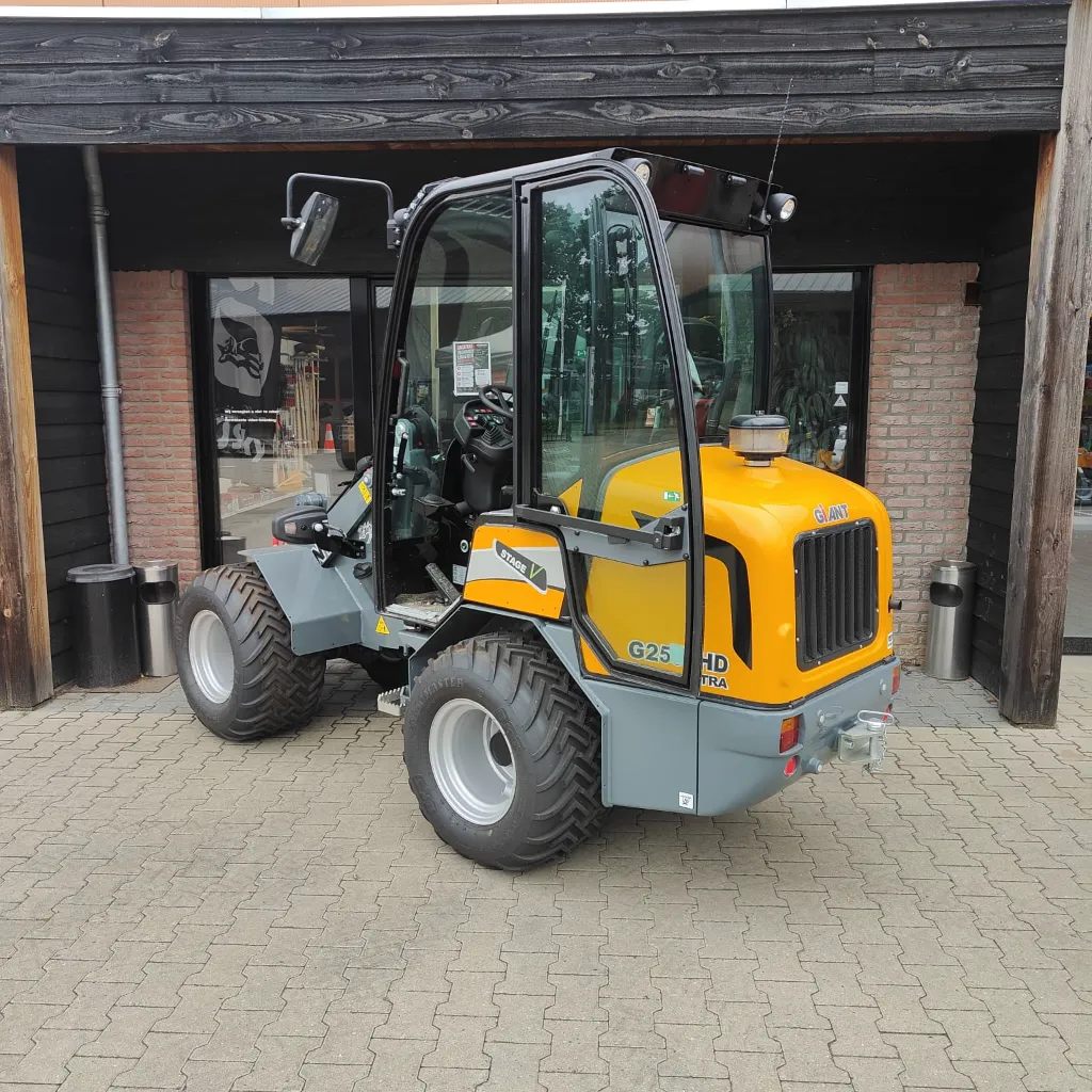 Giant G2500 met dichte cabine en verwarming (2).webp