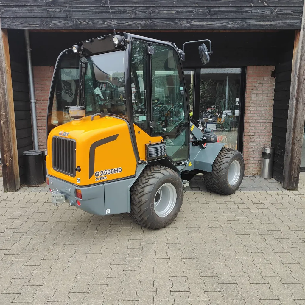 Giant G2500 met dichte cabine en verwarming (6).webp
