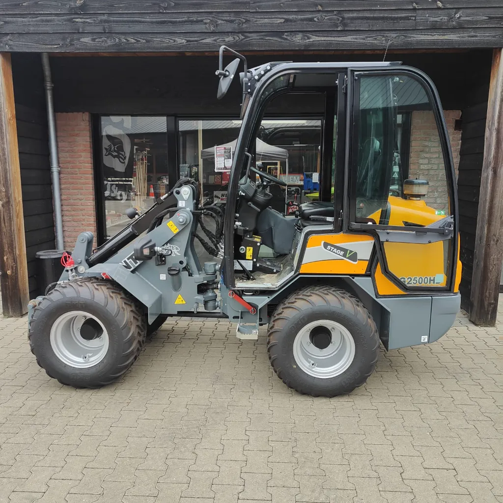 Giant G2500 met dichte cabine en verwarming (3).webp