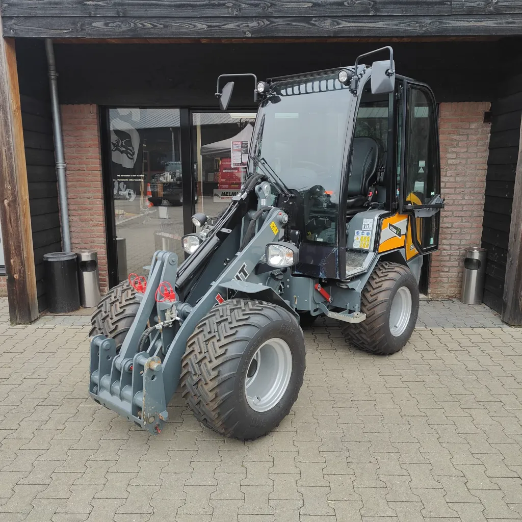 Giant G2500 met dichte cabine en verwarming (8).webp