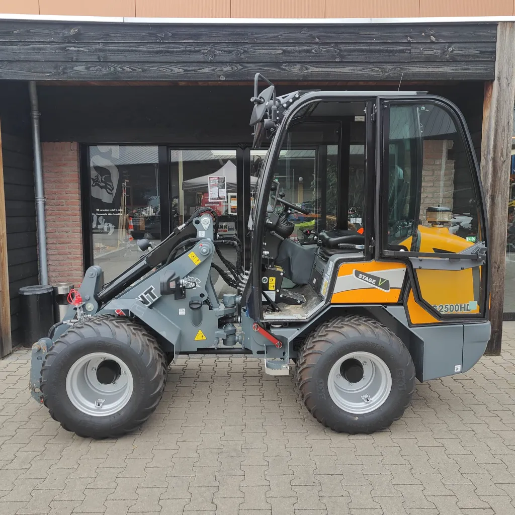 Giant G2500 met dichte cabine en verwarming (7).webp