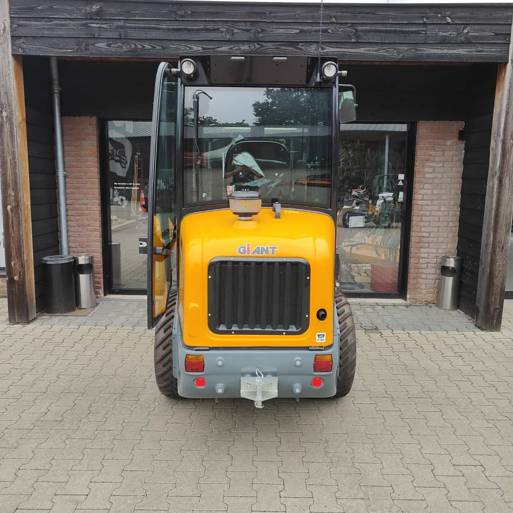 Giant G2500 met dichte cabine en verwarming (1).webp
