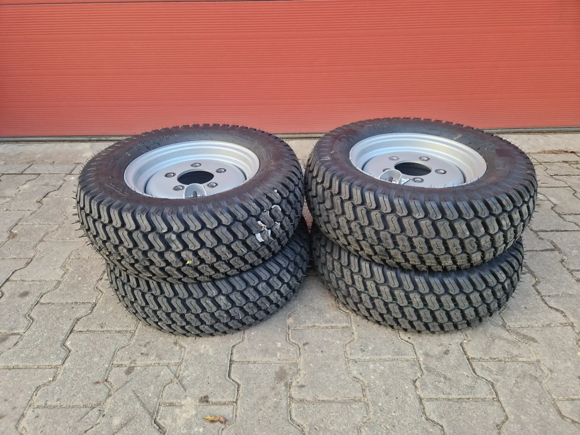 Set nieuwe wielen BKT 23x8.5-12 (4 stuks)